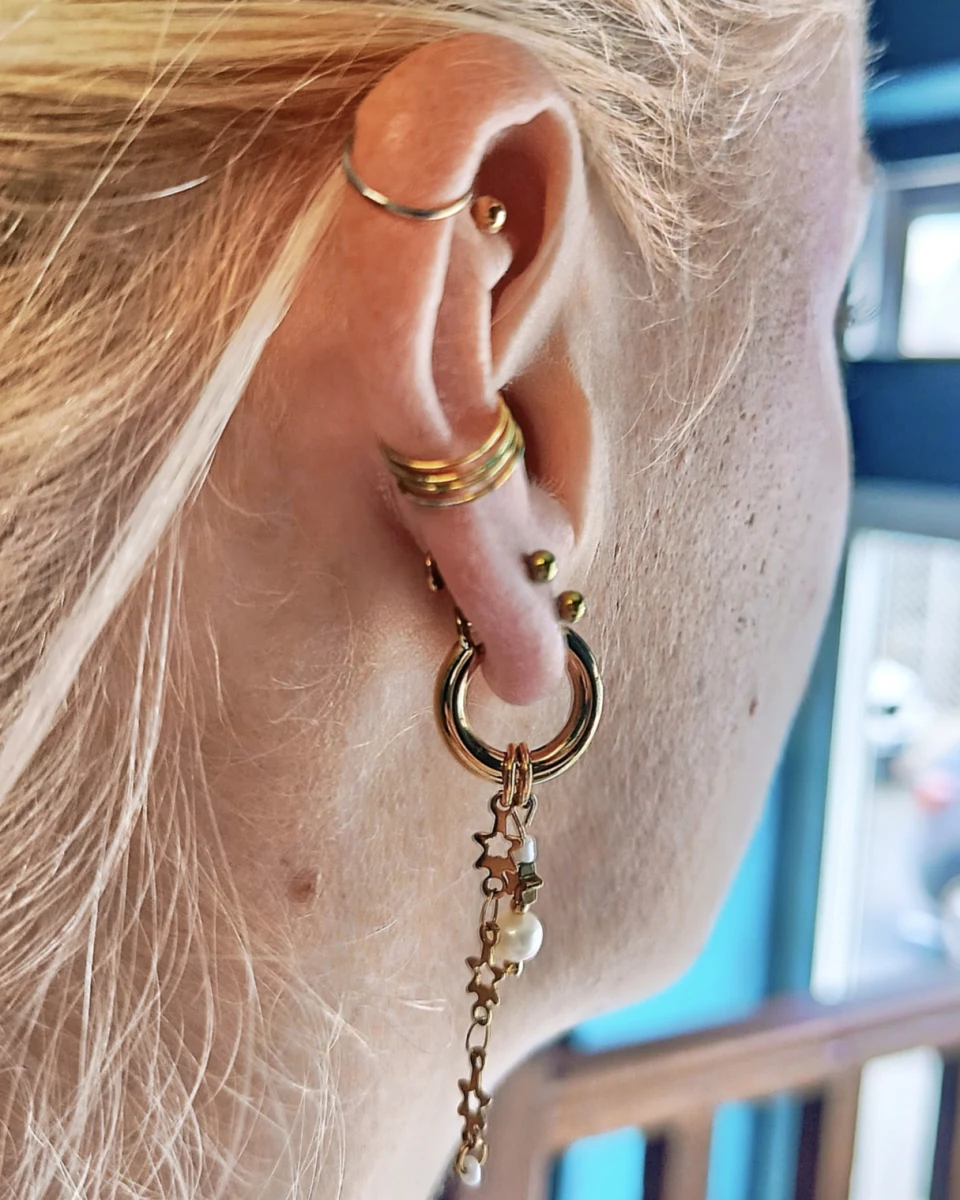 Composition d’oreille avec triple helix et chaîne — Elyx