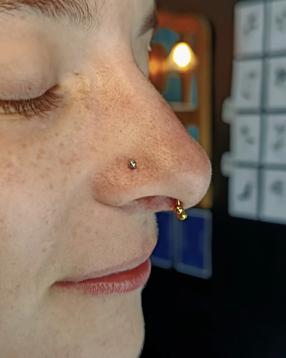 Piercing daith doré et tragus avec pierre verte — Elyx