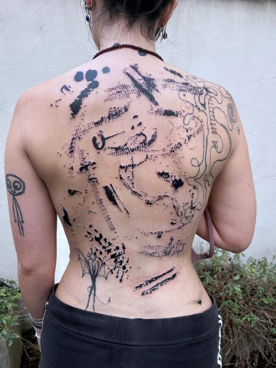 Tatouage abstrait de projections et coulures noires sur les côtes — Livmoow