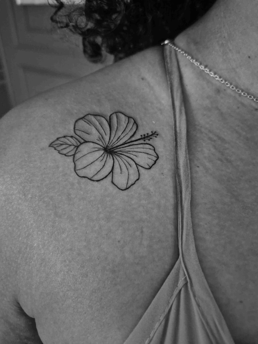Tatouage fineline hibiscus sur l’épaule — Norse_ink, Etheria Tattoo Studio
